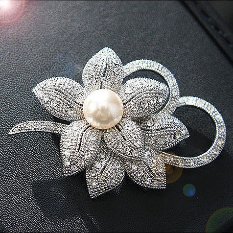 Flower-Shaped Brooch with Zirconia & Pearl