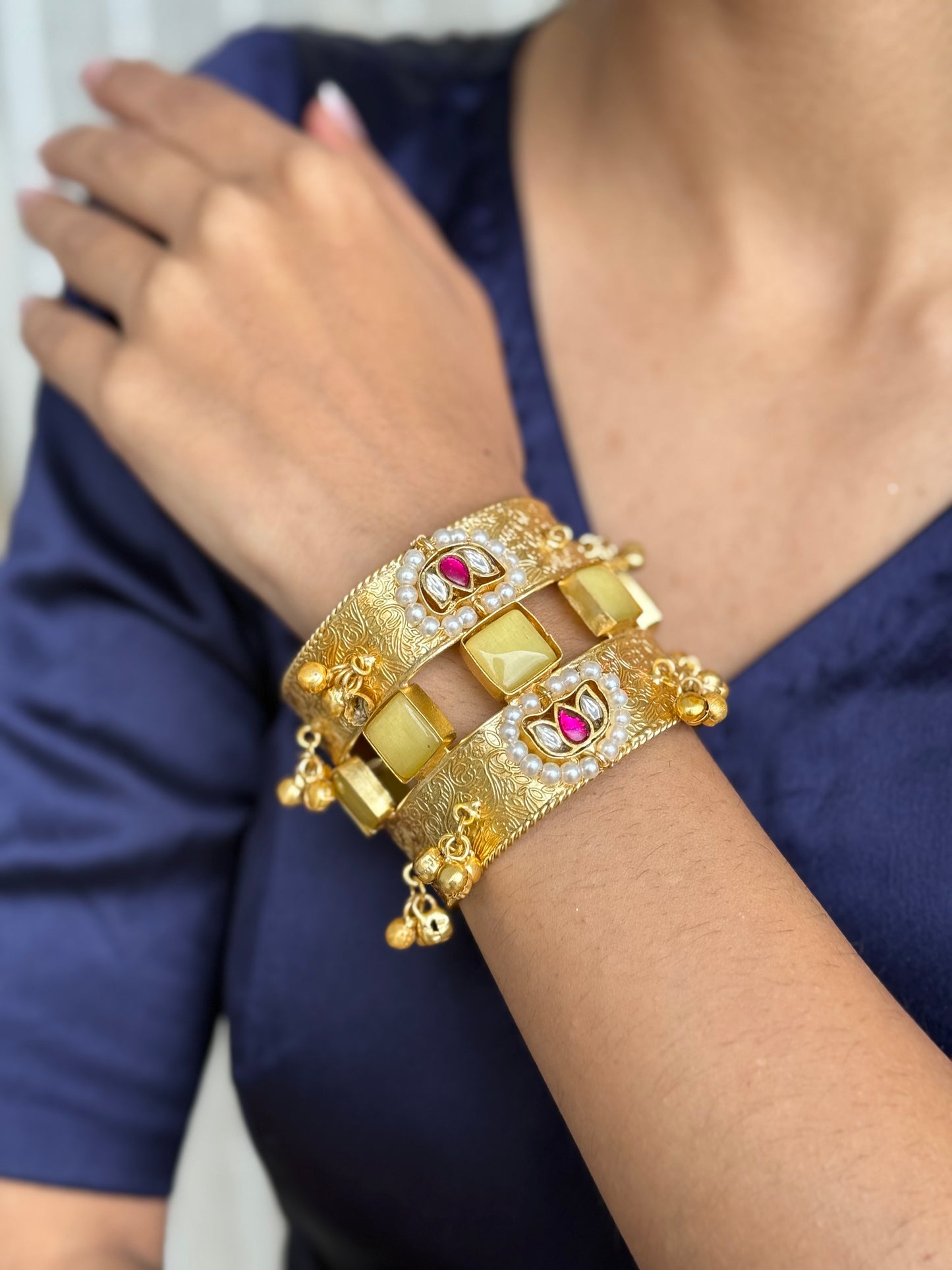 Dilruba Kundan Brass Kada