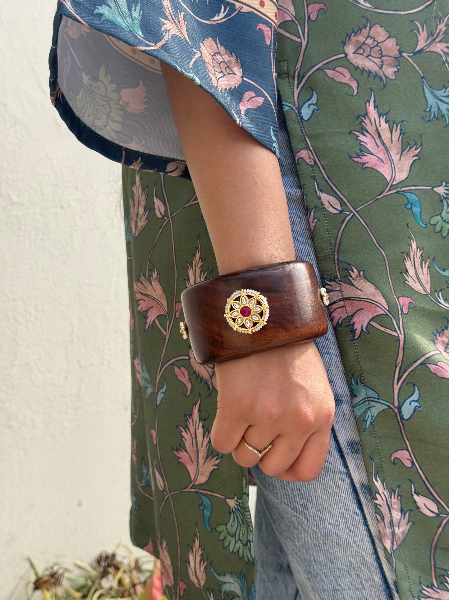 Zameer Kundan Wooden Bangle