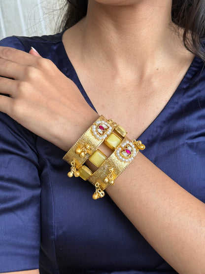 Dilruba Kundan Brass Kada