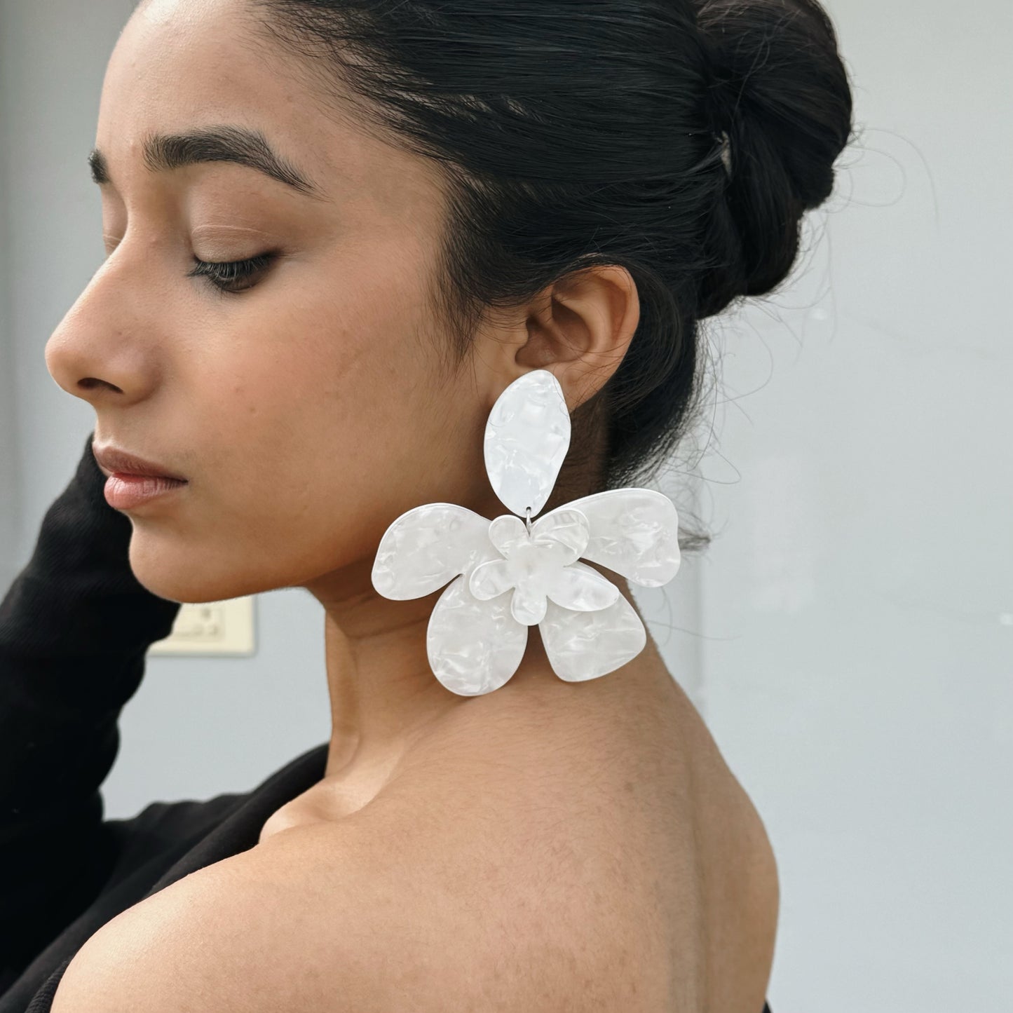 Zeina White Flower Acrylic Earrings